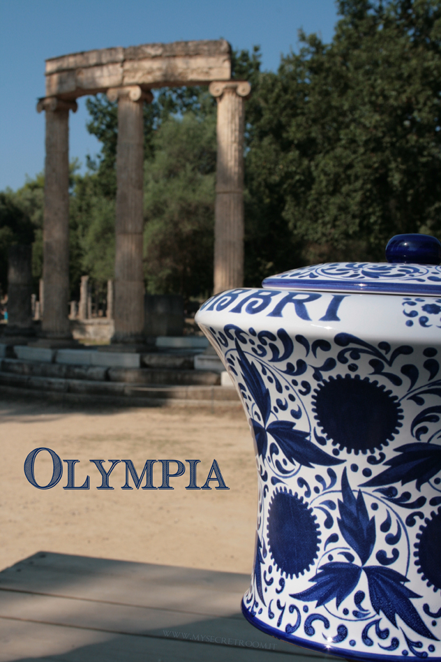 Olympìa) è l'antica città greca, sede dell'amministrazione e dello svolgimento dei giochi "olimpici" ma anche luogo di culto di grande importanza, come testimoniano i resti di antichi templi, teatri, monumenti e statue, venuti alla luce dopo gli scavi effettuati nella zona dove la città originariamente sorgeva.