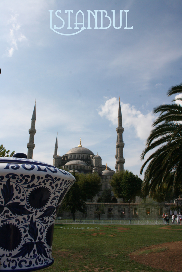 La Sultanahmet camii o Sultan Ahmet camii (da leggere giàmii), è una delle più importanti moschee di Istanbul. Universalmente è conosciuta come la Moschea Blu. Il suo nome deriva dalle 21.043 piastrelle di ceramica turchese inserite nelle pareti e nella cupola. È infatti il turchese il colore dominante nel tempio. Pareti, colonne e archi sono ricoperti dalle maioliche di İznik (l'antica Nicea), decorato in toni che vanno dal blu al verde. 