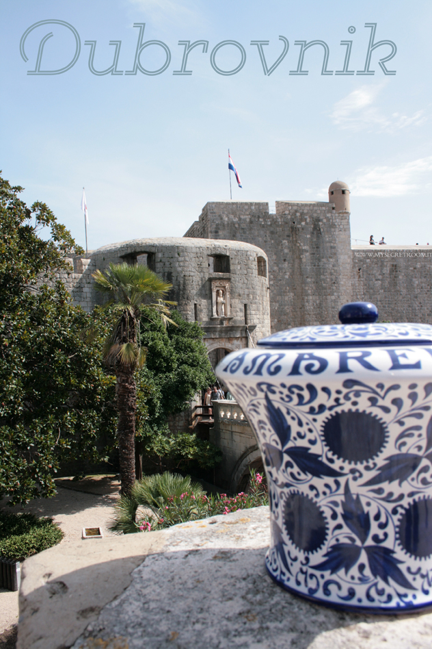 Dubrovnik, in italiano anche Ragusa di Dalmazia e Ragusi, in dalmatico e tedesco Ragusa o Raugia) è una città della Croazia meridionale situata lungo la costa della Dalmazia. La città, che ha lungamente mantenuto la sua indipendenza, vanta un centro storico di particolare bellezza che figura nell'elenco dei Patrimoni dell'Umanità dell'UNESCO e che le è valso il soprannome di "perla dell'Adriatico".